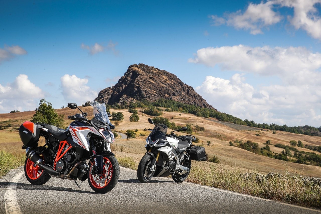 Aprilia Tuono V4 VS KTM 1290 Super Duke GT: la SFIDA delle hypernaked!